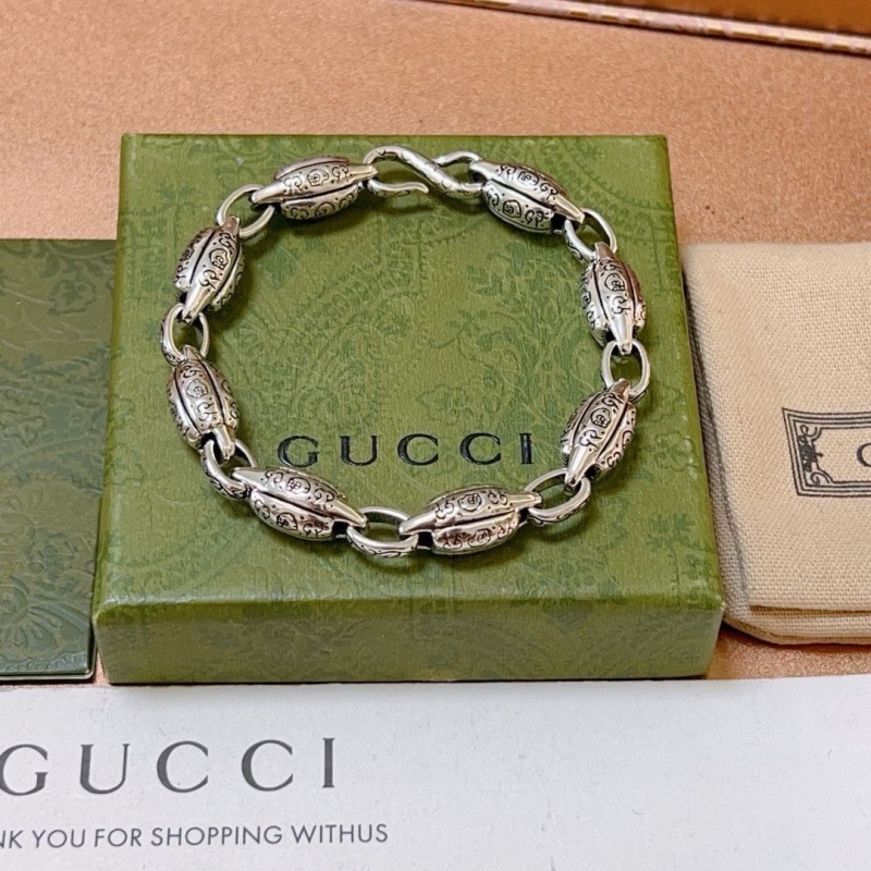 G*u*i bracelets